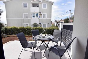 تناول الطعام بالخارج