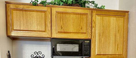 Refrigerador, microondas, cafetera y tetera y tetera eléctrica