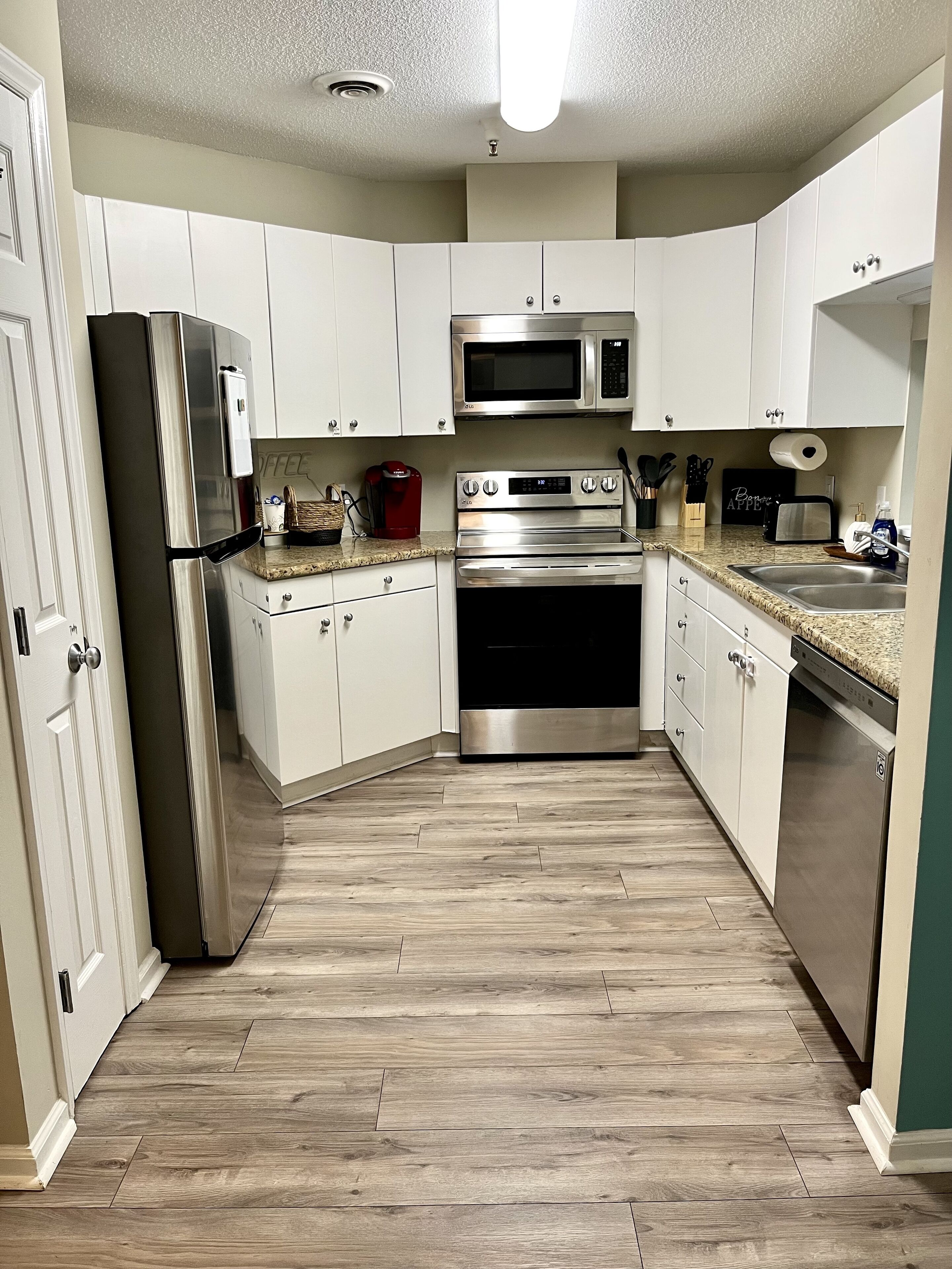 Jääkaappi, mikroaaltouuni, uuni, liesi