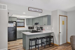 Coffee/tea maker, toaster, blender, ice maker