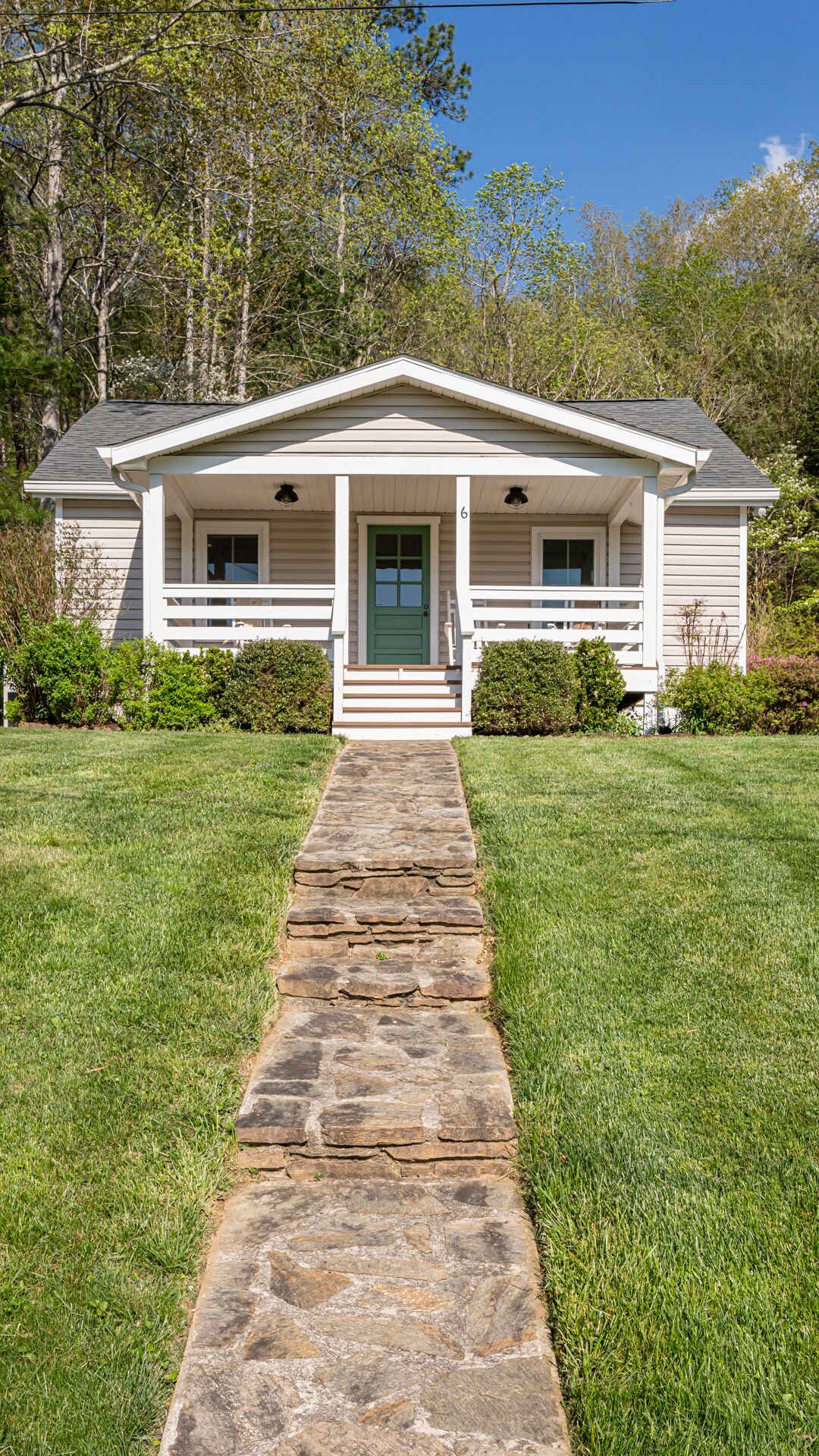 Peaceful Pines Cottage in Black Mountain