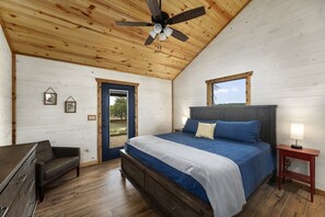 2 bedrooms, iron/ironing board, free WiFi, bed sheets - The Armadillo Cabin | Great Back Porch (Fredericksburg)