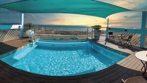 A swimming pool with a view of the ocean and a sunset. - El Capitan Resort (Playas de Rosarito)