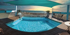 室外游泳池，提供泳池遮陽傘