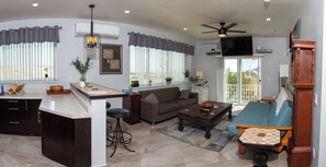 Premier Suite | Private kitchen | Full-size fridge, microwave, oven, stovetop - El Capitan Resort (Playas de Rosarito)