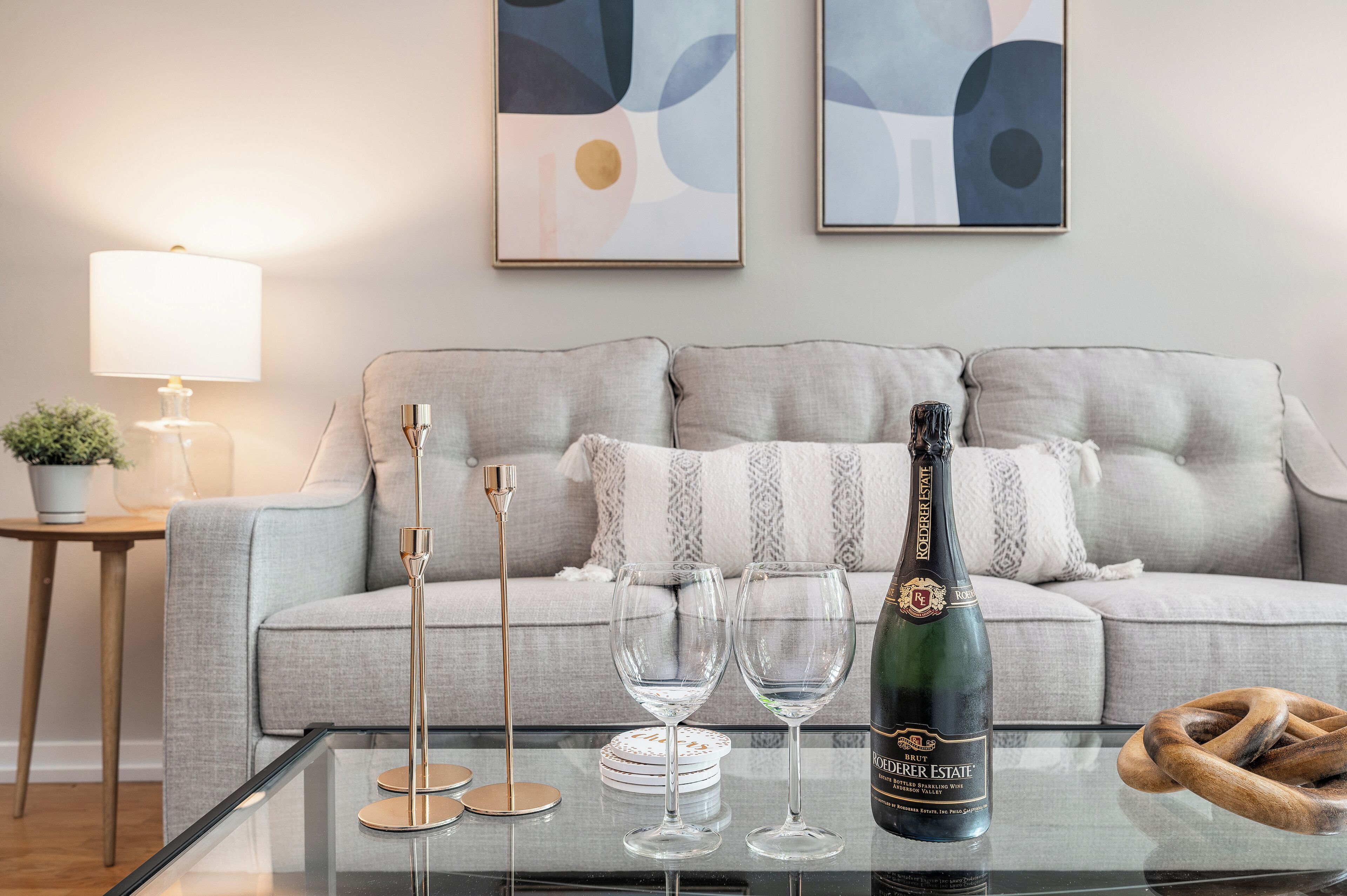 Downtown Mid-Century Condo King Bed