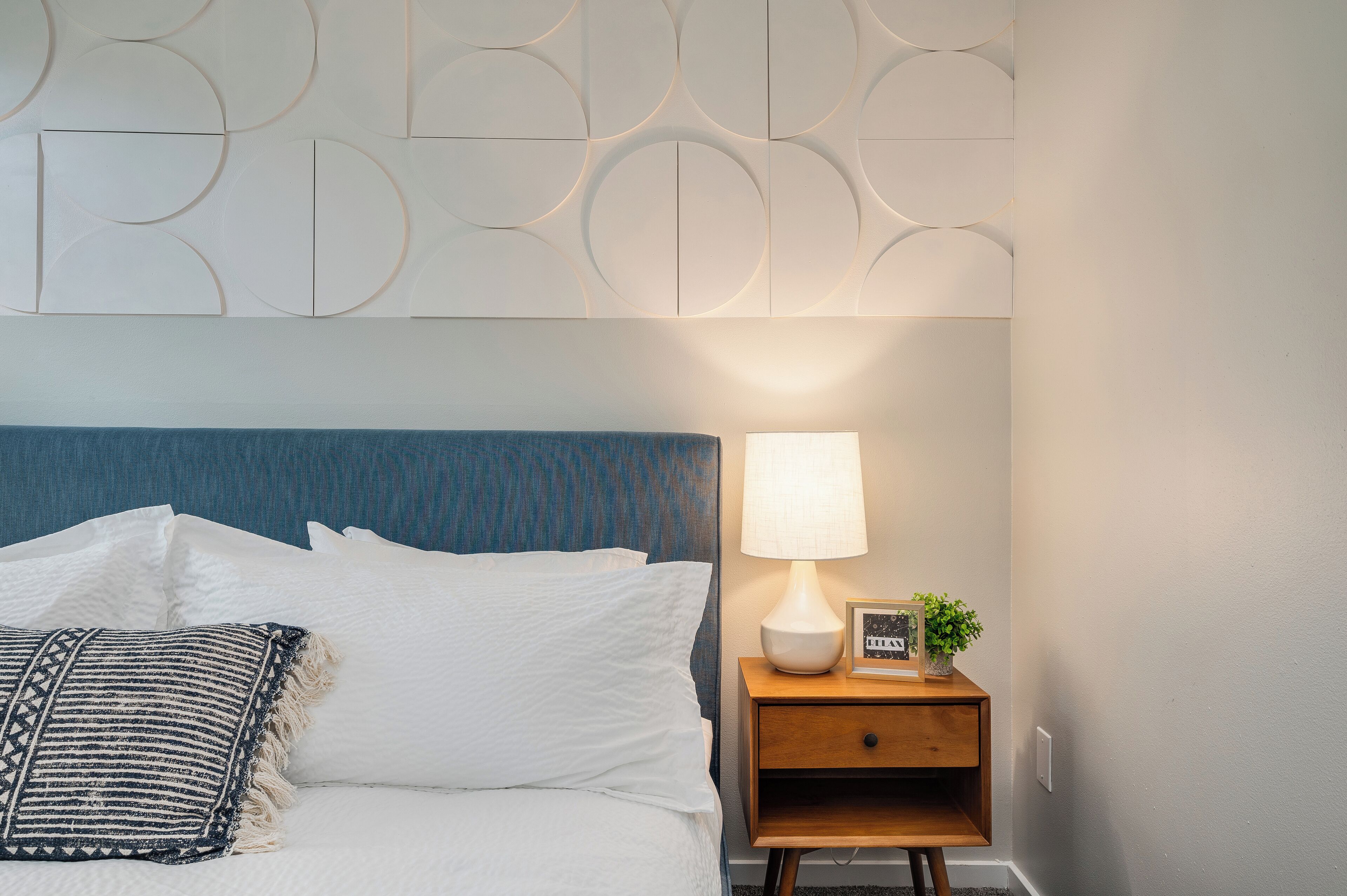 Downtown Mid-Century Condo King Bed