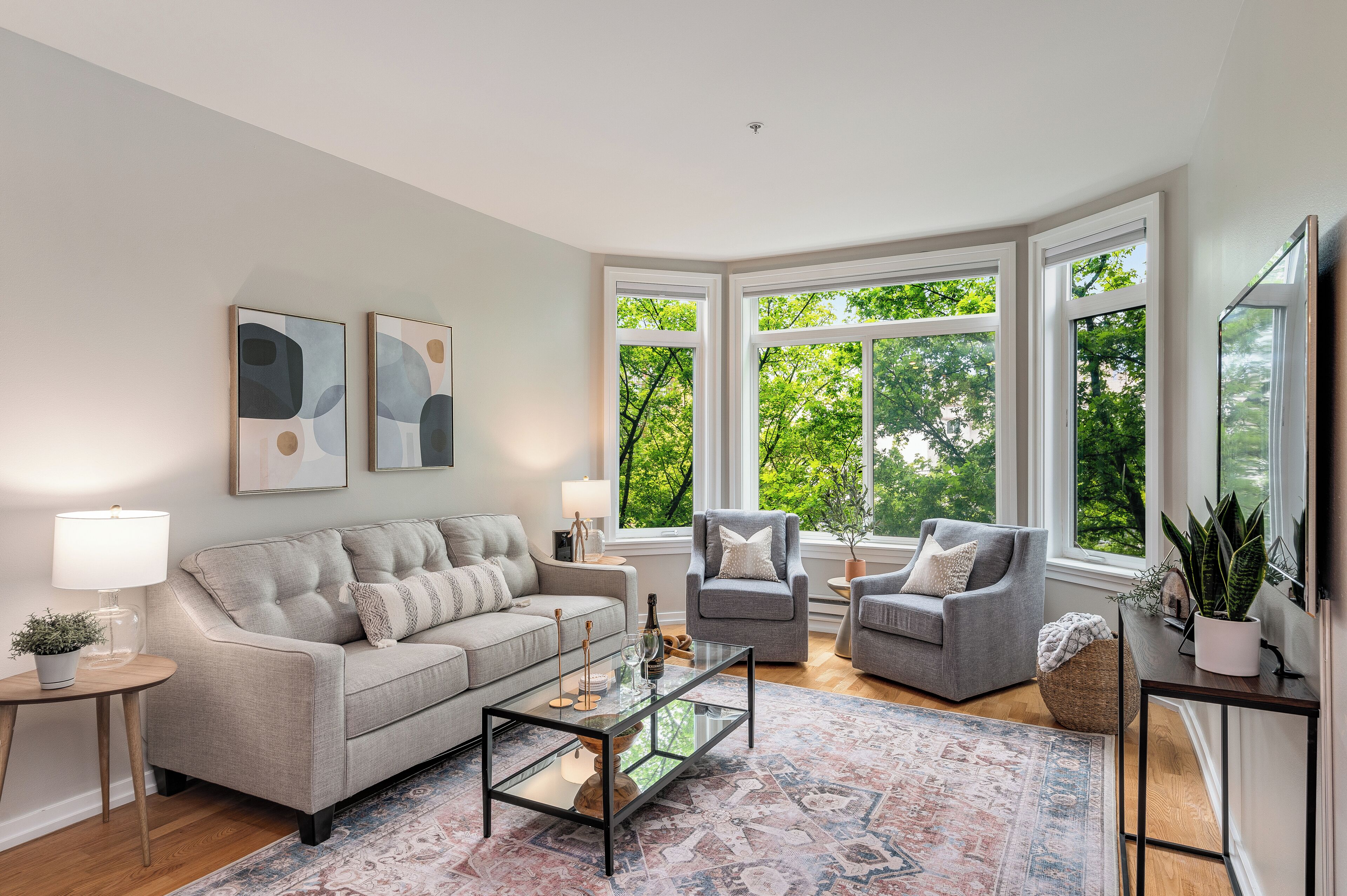 Downtown Mid-Century Condo King Bed