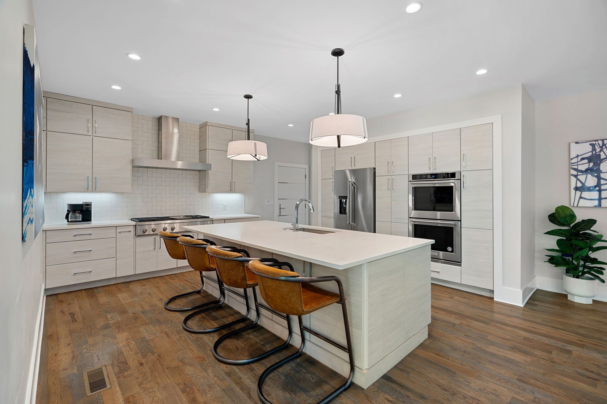 Réfrigérateur, four à micro-ondes, un four, surface de cuisson