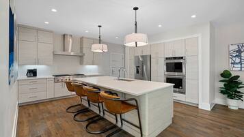 Réfrigérateur, four à micro-ondes, un four, surface de cuisson