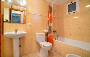 Baignoire, séchoir à cheveux