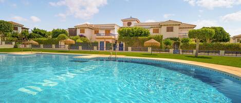 من حمّامات السباحة المغطاة