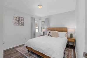 2 bedrooms, desk, iron/ironing board, free WiFi - Modern 2BR with Remote Workspace, Patio, BBQ & Gym (Windsor)