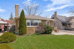 Exterior - Modern 2BR with Remote Workspace, Patio, BBQ & Gym (Windsor)