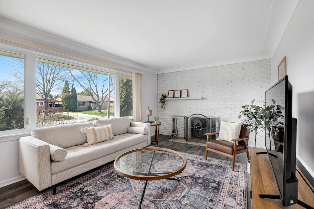 Modern 2BR with Remote Workspace, Patio, BBQ & Gym