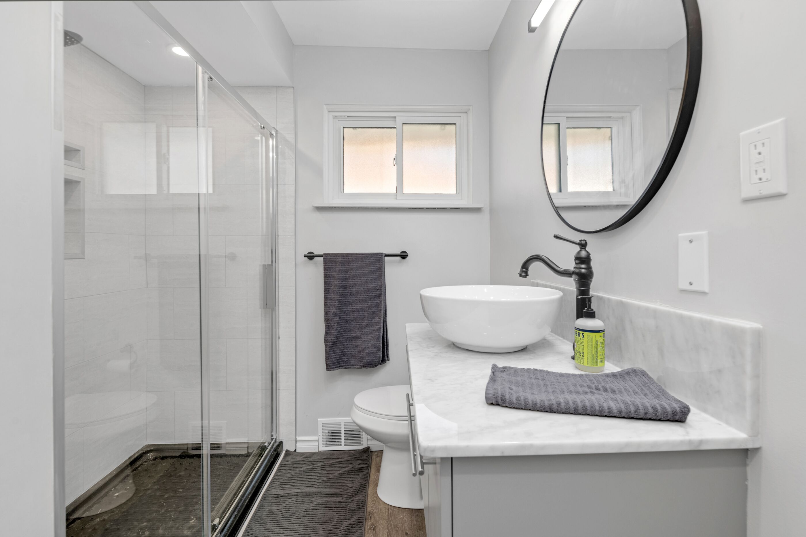 Modern 2BR with Remote Workspace, Patio, BBQ & Gym