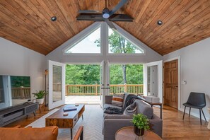 Smart TV, tavolo da calcetto, monitor per computer