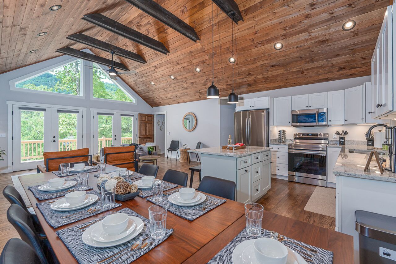 Stunning Luxury Home: Majestic Massanutten Views with New Hot Tub