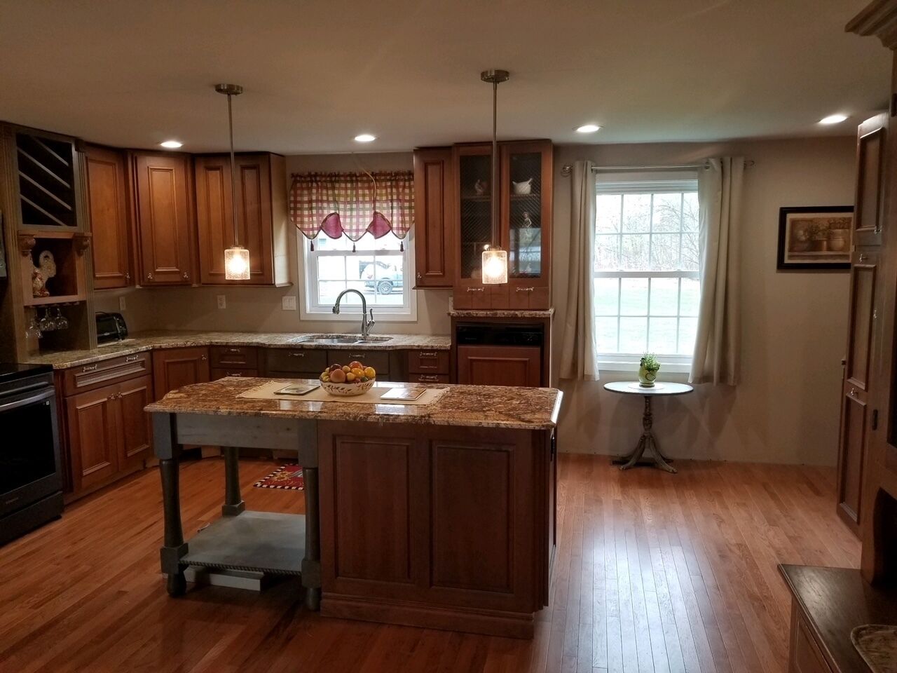 Newly Renovated 4 Bedroom House near Lake Ontario