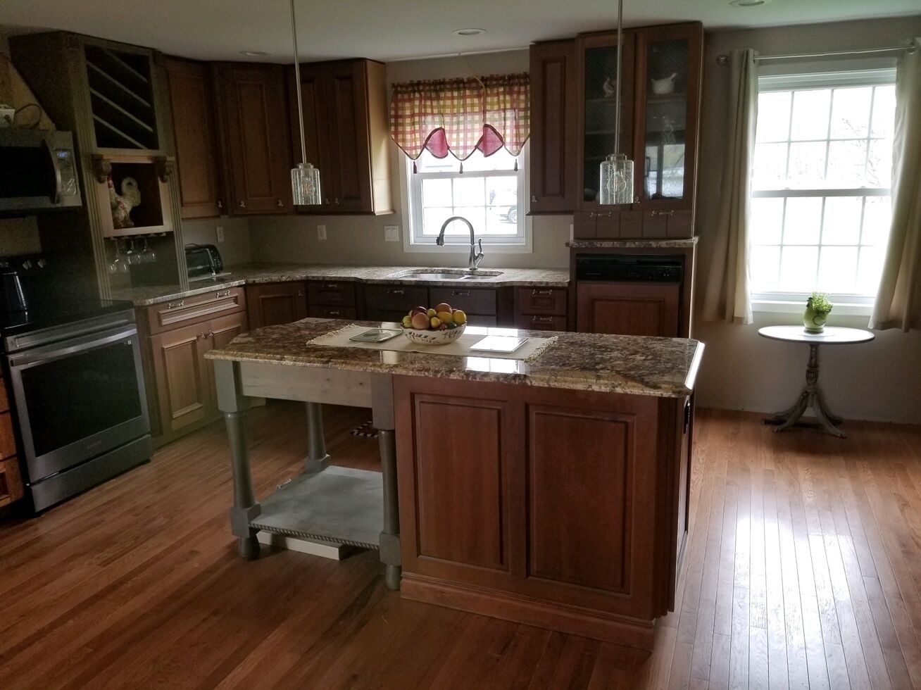 Newly Renovated 4 Bedroom House near Lake Ontario