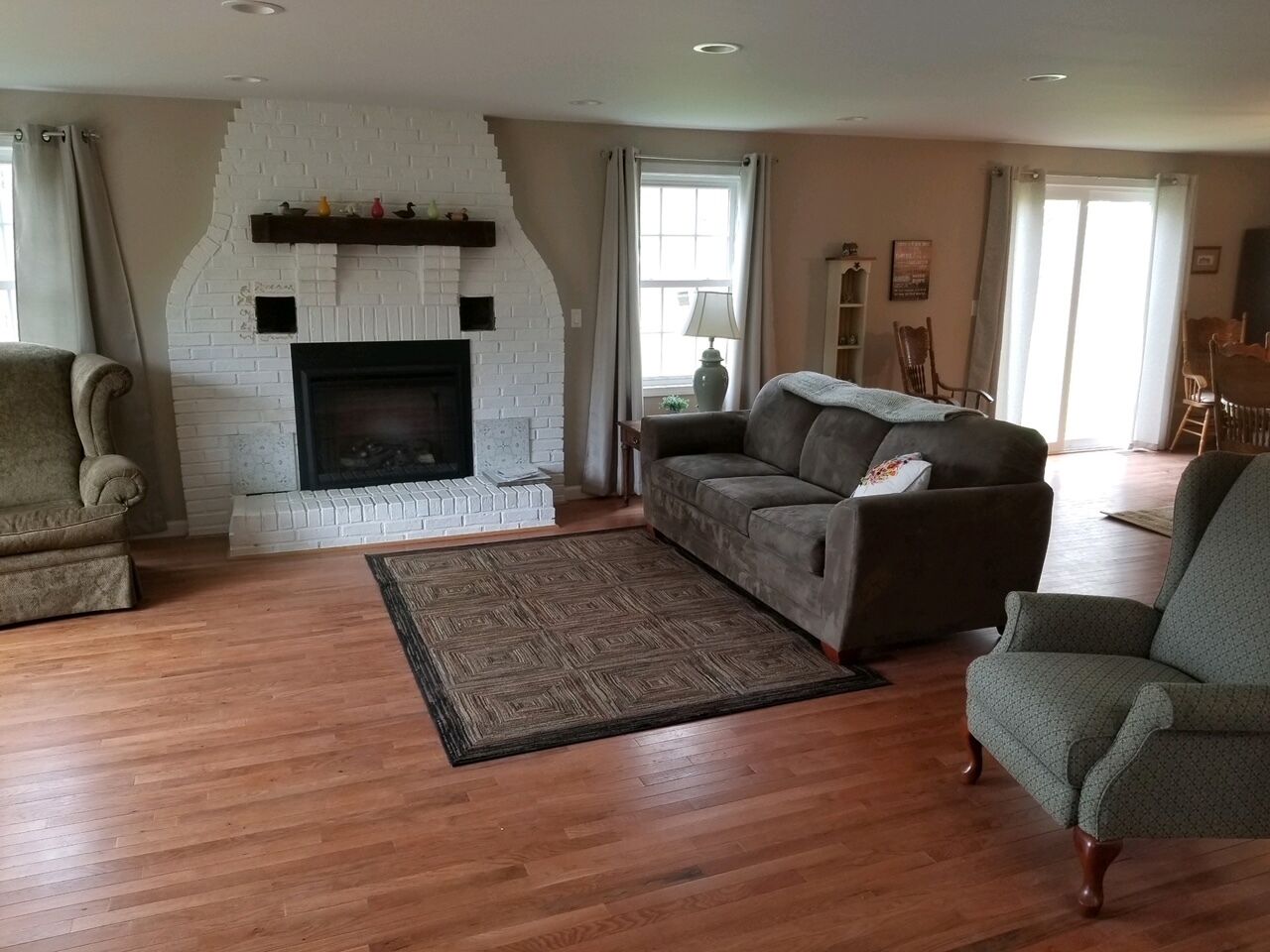 Newly Renovated 4 Bedroom House near Lake Ontario
