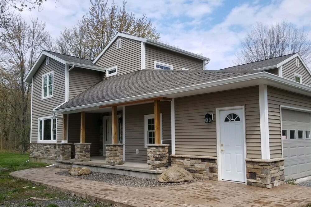 Newly Renovated 4 Bedroom House near Lake Ontario