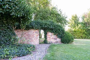 Unclassified image, 3 of 5, button