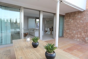 Outdoor dining - Modern Villa Montecristo (.Cas Corp)