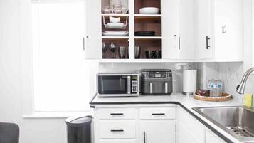 Een koelkast, een magnetron, een oven, een kookplaat