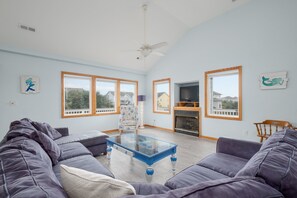 Fernseher, Kamin, DVD-Player