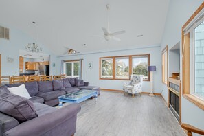 Fernseher, Kamin, DVD-Player