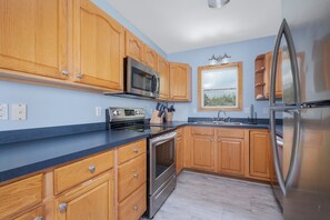 ثلاجة، ميكروويف، فرن، موقد طهي مسطح