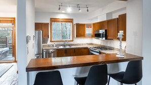 Private kitchen - 34 Englewood Greens (Whistler)