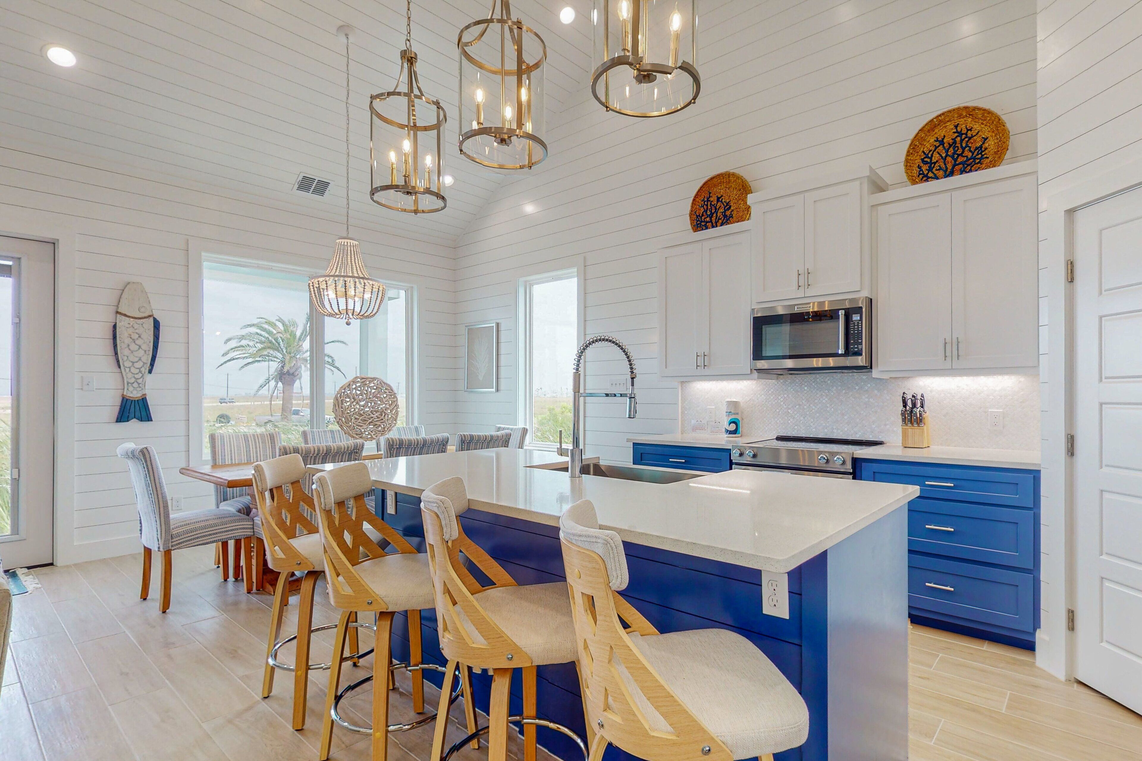 FD132 Luxury beach house, sleeps 14, shared pool, hot tub, golf cart