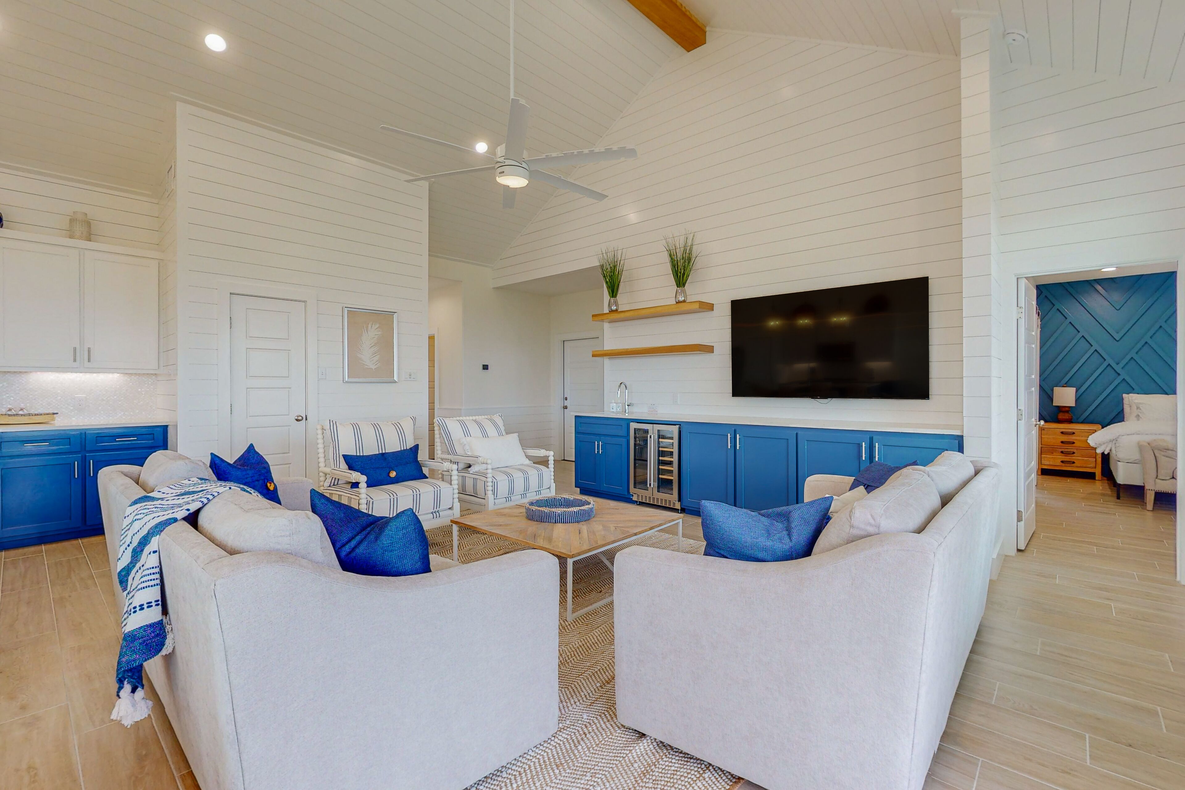 FD132 Luxury beach house, sleeps 14, shared pool, hot tub, golf cart