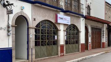 Vista frontal de la propiedad