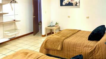 Habitación estándar | Ropa de cama de alta calidad y camas con pillow-top