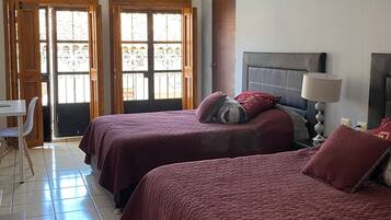 Habitación estándar | Ropa de cama de alta calidad y camas con pillow-top