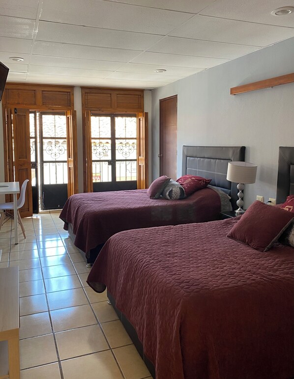 أغطية فراش متميزة وأسرّة بطبقة علوية مريحة وبديكورات فريدة لكل غرفة