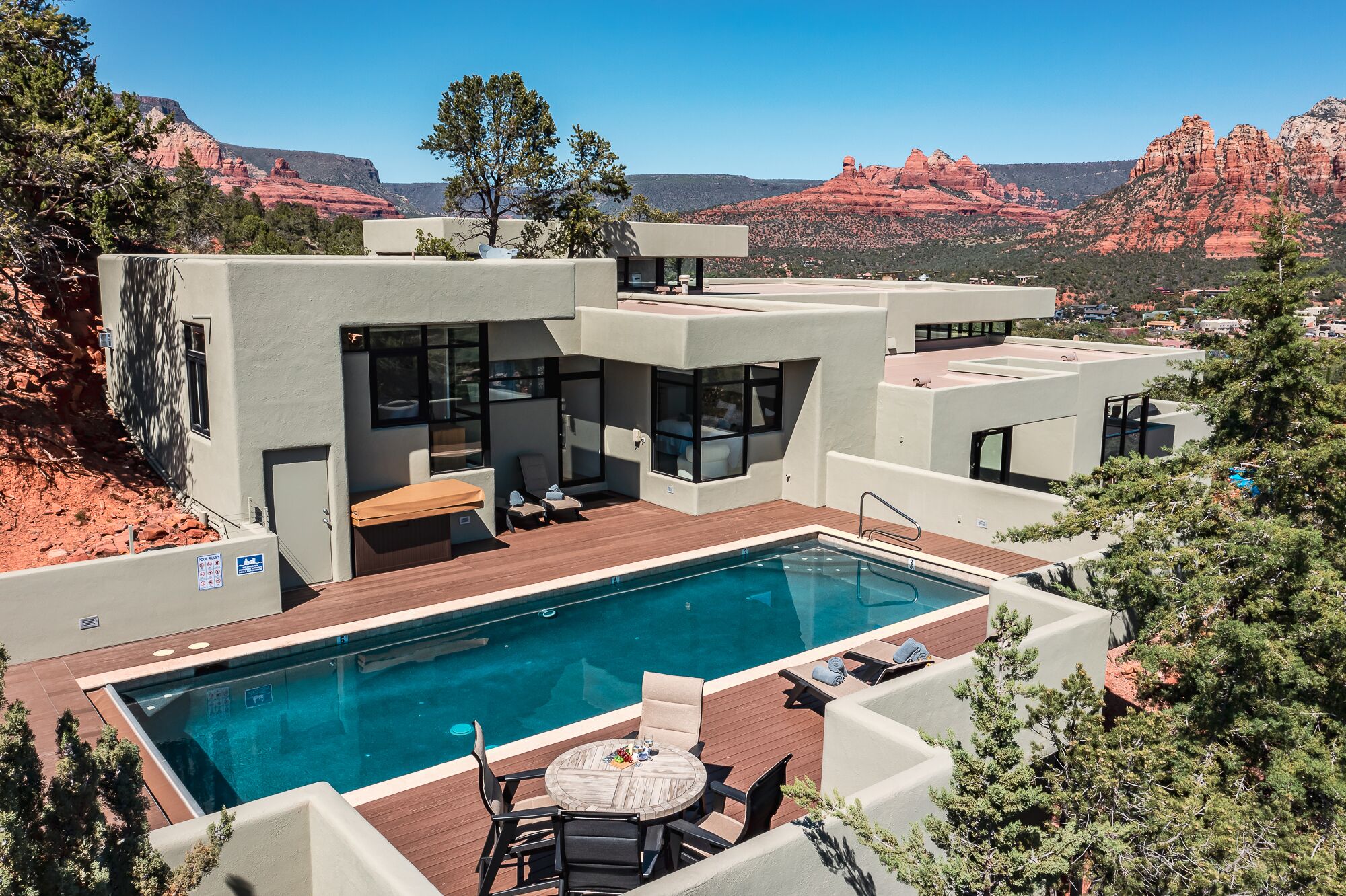 Painted Red Rock Skies with 180 degree Panoramic Views + Private Pool & Hot Tub!