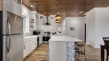 Køleskab, mikrobølgeovn, ovn, kogeplade