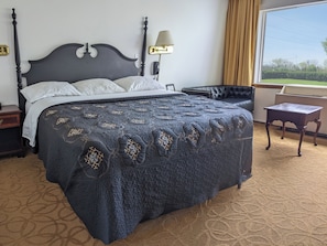 Comfort Room | Laptop workspace, blackout curtains, free WiFi, bed sheets - South Side Inn - Burlington (South Burlington)