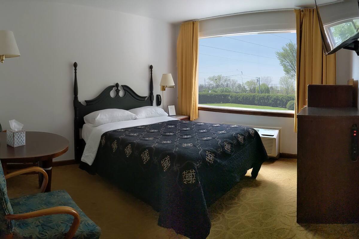 Junior Room | Laptop workspace, blackout curtains, free WiFi, bed sheets