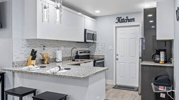 冰箱、微波炉、烤箱、炉灶