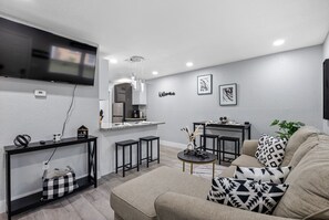 Smart TV - Boho- Minimalist villa (Tampa)