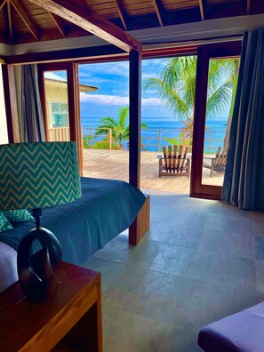 5 slaapkamers, een bureau, een strijkplank/strijkijzer, reisbedje