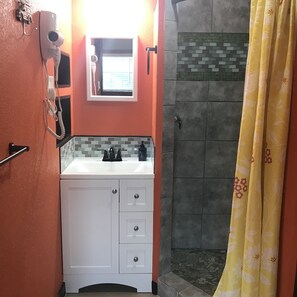 Haartrockner, Handtücher, Seife, Toilettenpapier
