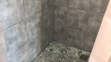 Sèche-cheveux, serviettes fournies, savon, papier toilette