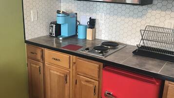 Réfrigérateur, micro-ondes, plaque de cuisson, cafetière/bouilloire