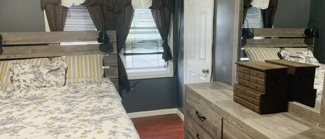 2 bedrooms, desk, WiFi, bed sheets